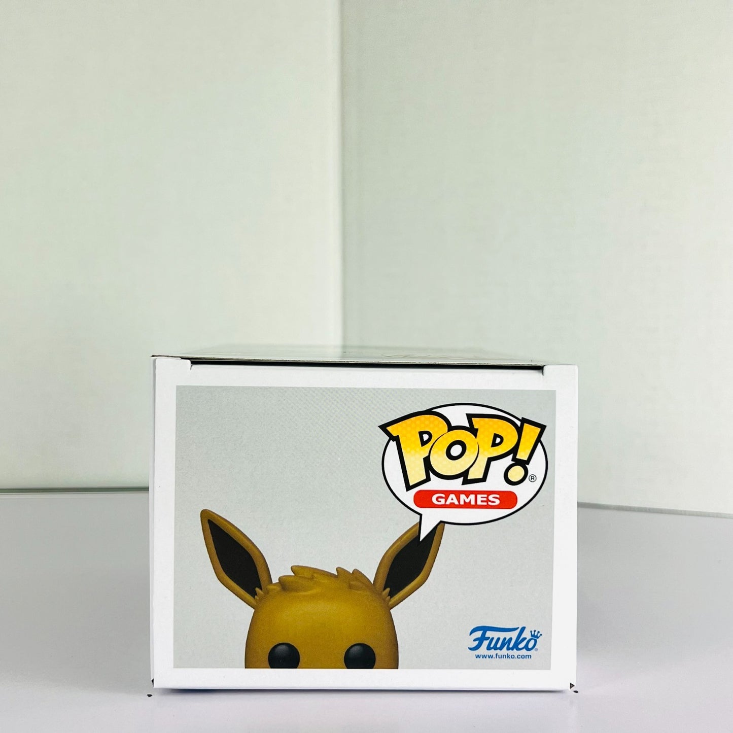 Funko POP Vinyl - Games - Pokemon - Eevee - #577 Pearlescent Pokemon Center [2]