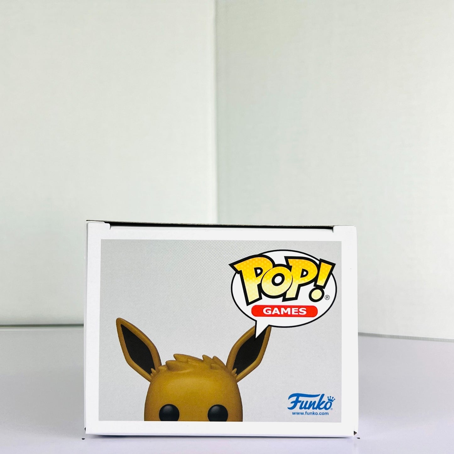 Funko POP Vinyl - Games - Pokemon - Eevee - #577 Pearlescent Pokemon Center [1]